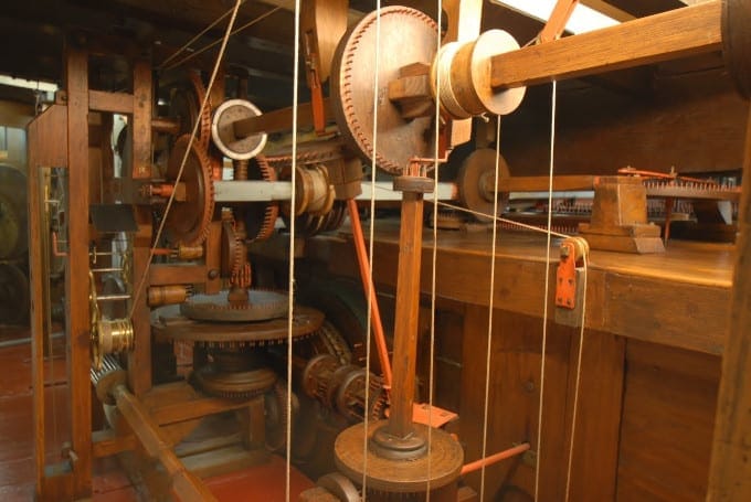 Houten constructie met balken, raderen met pinnen en touwen die vooral verticaal, maar ook diagonaal en soms horizontaal lopen. Dit is dus het mechaniek achter het Eise Eisinga Planetarium.